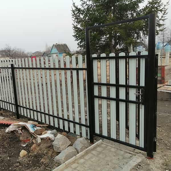 Фотография установленного забора